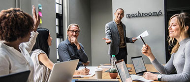 Eine internationale Gruppe in einem Meetingraum