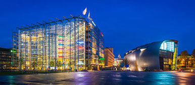 Gebäude beleuchtet bei Nacht