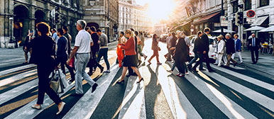 Menschen überqueren einen Zebrastreifen