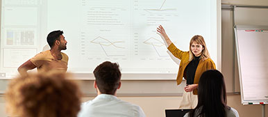 Frau erklärt eine projezierte Präsentation