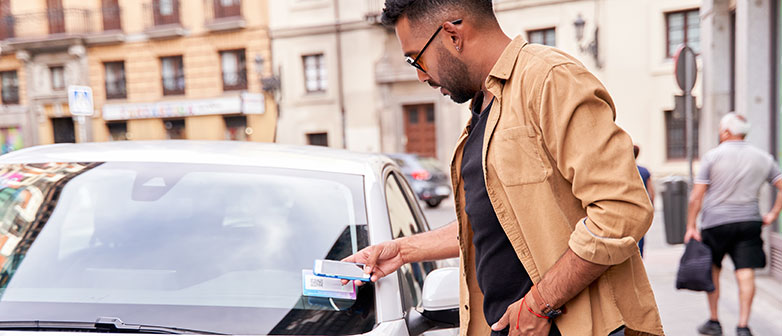 Mann vor Elektroauto