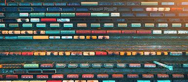 Mehrere Lastwagenkolonnen