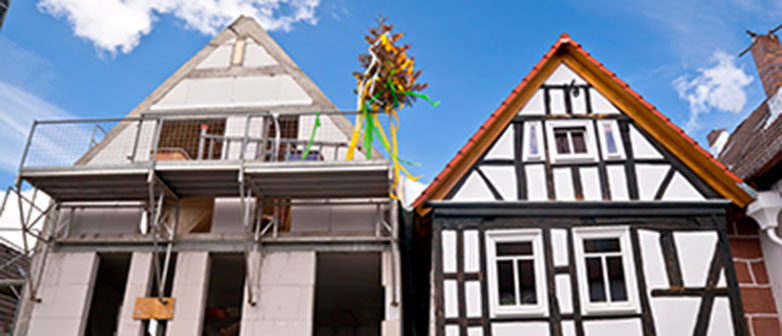 altes und neues Haus nebeneinander