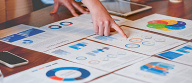 Hand, die auf Diagramme deutet