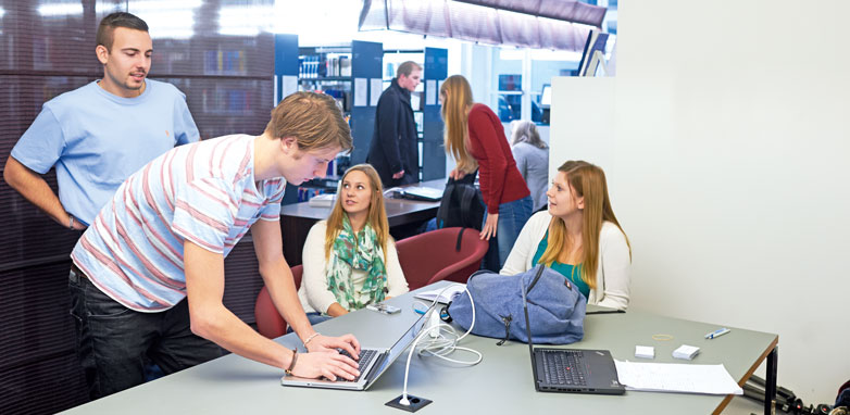 Studierende der Hochschule Luzern in der Wirtschaftsbibliothek