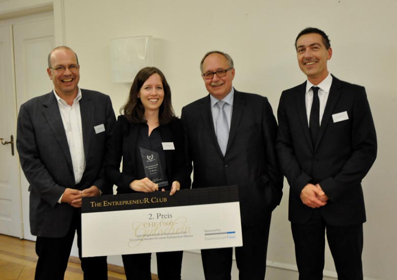 Gruppenbild von links: Christian Emmenegger, Geschäftsführer, Emmenegger Fides AG (Sponsor); Janine Baumann 2. Platz Entrepreneur Club Award 2016 Hochschule Luzern; Samuel Schmid, alt Bundesrat; Prof. Peter K. Link, Direktor, PHW Hochschule Wirtschaft Bern