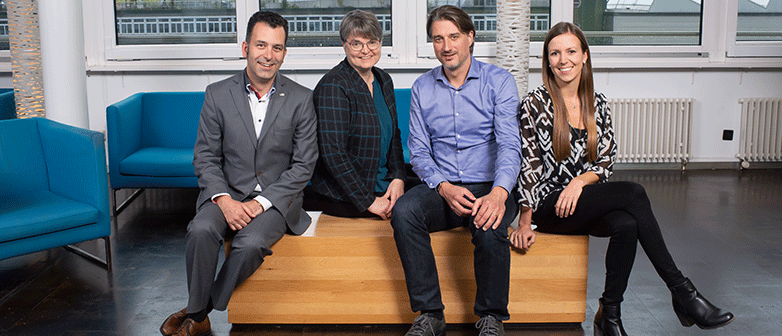 Team Internationale Weiterbildung, sitzend, von l. bis r. Sebastian Huber, Jillaine Farrar, Ingo Stolz und Céline Meyer