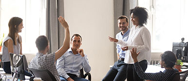 Studierende diskutieren gemeinsam