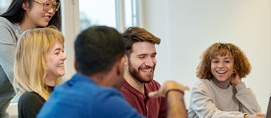 Bachelor-Studierende der Hochschule Luzern – Wirtschaft vor dem Unterricht