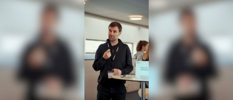 Dozent Major Corporate Development gibt ein Interview