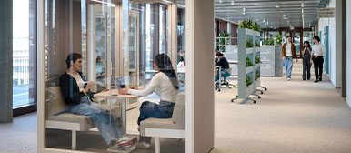 Zwei Studierende Personen im Campus Perron