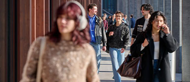 Studierende Personen beim Eingang Campus Perron