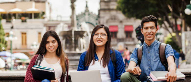 Drei International Sustainable Tourism-Studierende lächelnd