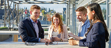 Master-Studierende der Hochschule Luzern – Wirtschaft nach dem Unterricht