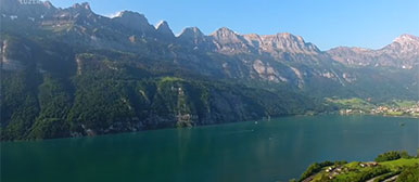 See mit Berge im Hintergrund