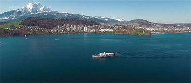 Schiff auf Vierwaldstättersee mit Berge im Hintergrund