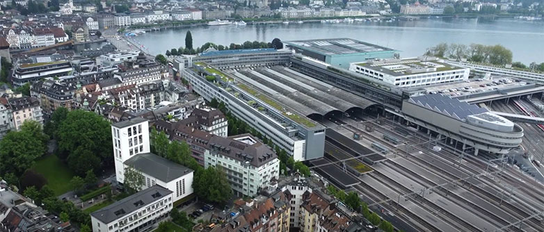 Obersicht vom Bahnhofareal und Hochschule Luzern – Wirtschaft in Luzern, im Hintergrund das Luzerner Seebecken