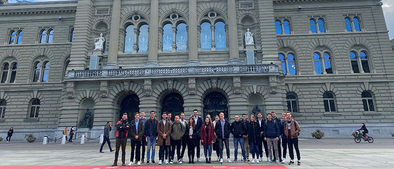 Die Studierenden des MSc in Banking und Finance vor dem Bundeshaus