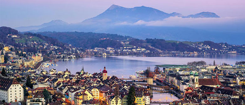 Luzerner Panorama mit Seebecken und Berge im Hintergrund