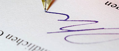 Ein Füller beim Unterschreiben eines Dokumentes als Nahaufnahme