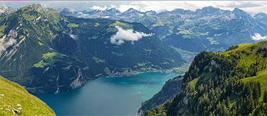 Der Vierwaldstättersee aus Vogelperspektive, die Wiesen und Wälder herum in saftigem Grün