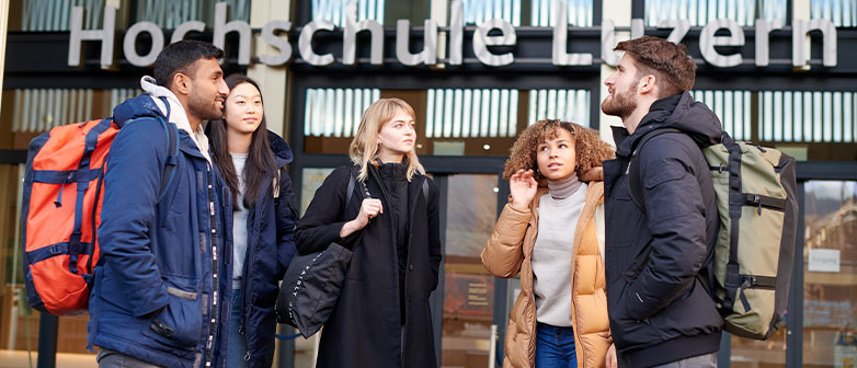 studierende vor dem hslu campus