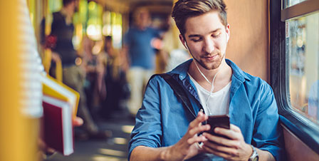 Student im Zug am Smartphone