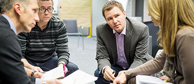 Vier Menschen diskutieren miteinander