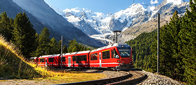 Bahnstrecke mit Zug in Schweizer Bergwelt