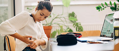 Frau spritzt sich Insulin