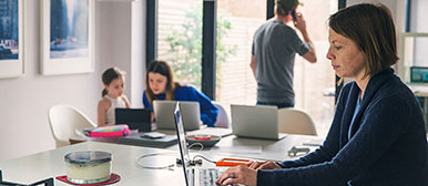 Familie im Homeoffice