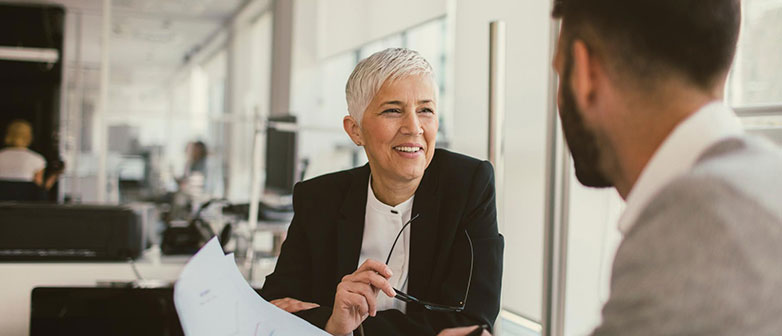 Frau und Mann im Gespräch im Büro