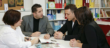 Vier Erwachsene im Gespräch an einem Tisch