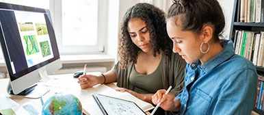 Zwei Lernende am Bildschirm