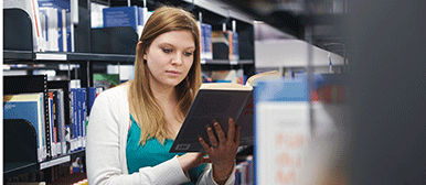Studentin in der Bibliothek Hochschule Luzern Wirtschaf am Lesen