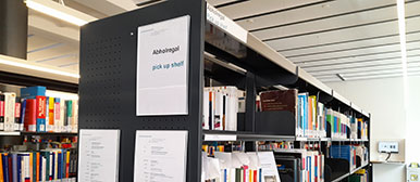 Bücherregal in Bibliothek