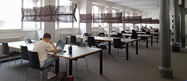 Studierende in Bibliothek