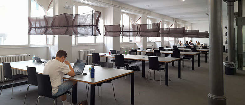 Studierende in Bibliothek