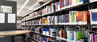 Bücherregal in Bibliothek