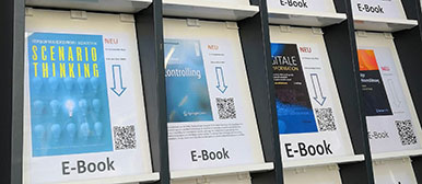 E-Bücher in Regal mit QR-Code