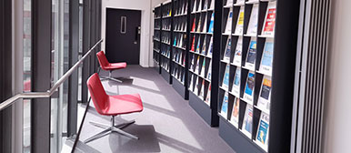 Zwei rote Stühle vor einem Bücherregal