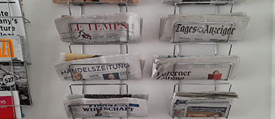 Zeitungen in Zeitungshalter