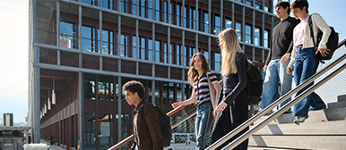 Studierende steigen die Treppe herab zum Perron