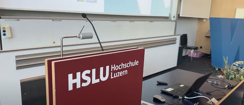 Rednerpult mit HSLU Logo