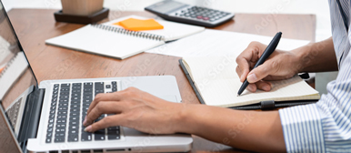 Frau arbeitet mit dem Laptop CAS Betriebswirtschaft