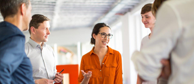 Personen unterhalten sich CAS Betriebswirtschaft