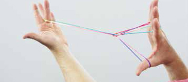 Hand mit Fadenspiel Hexenbesen