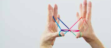 Hand mit Fadenspiel Schmetterling