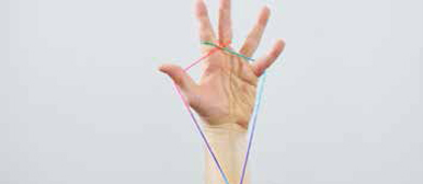 Hand mit Fadenspiel Schwert