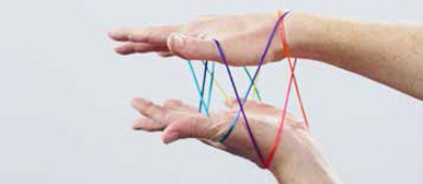 Hand mit Fadenspiel Trommel